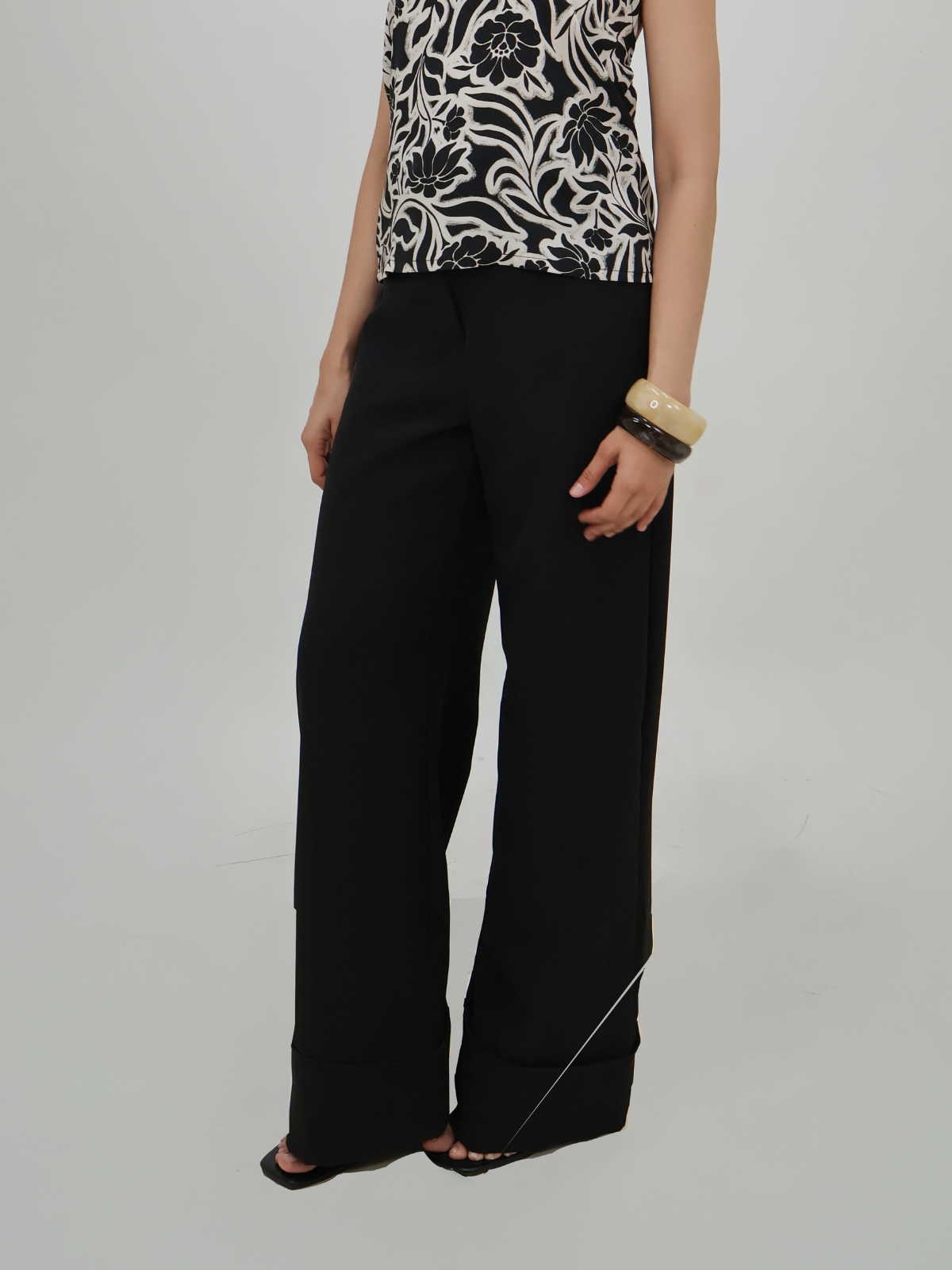 Pantalón ancho con cinturón