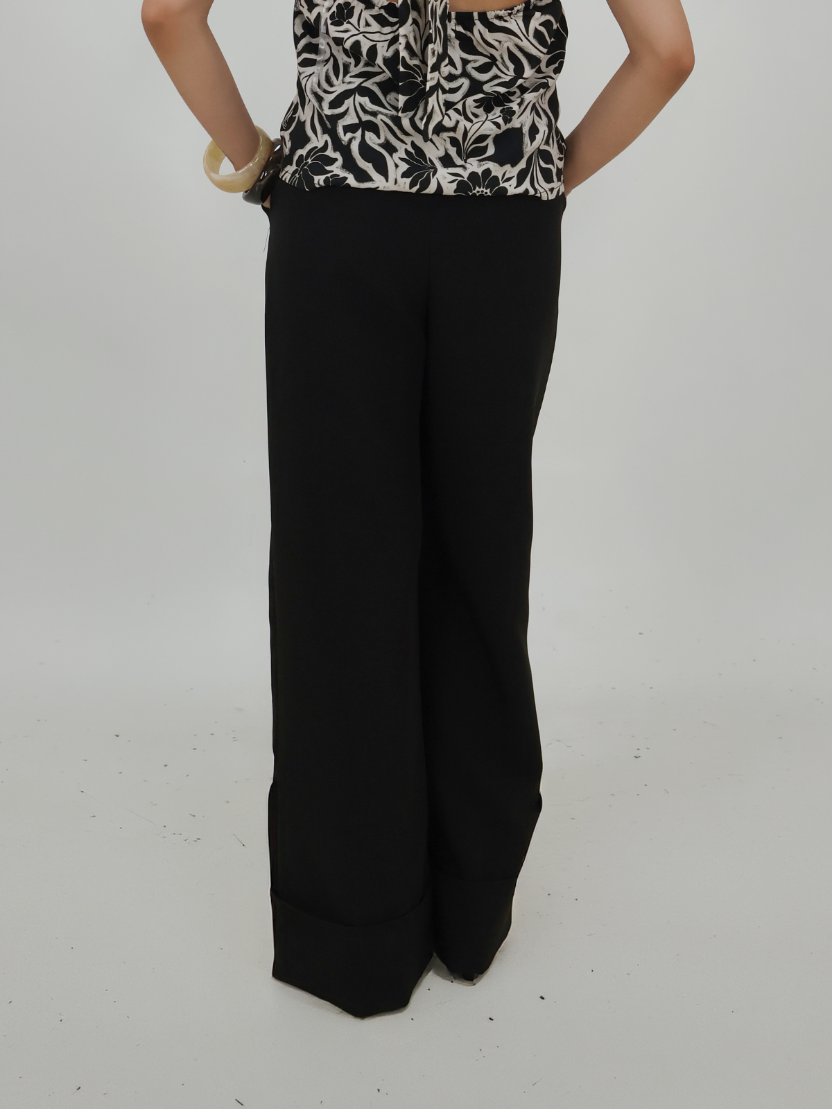 Pantalón ancho con cinturón